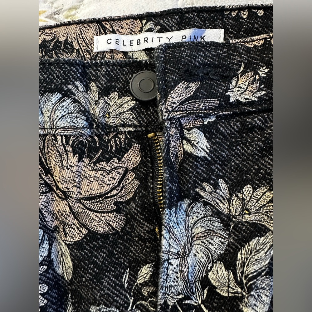 Floral Patterned Pants - Picture 4 of 5